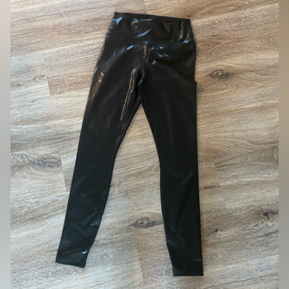 NEVER WORN fabletics black shiny leggings